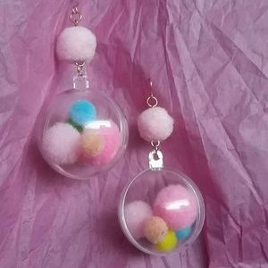 Cute bobble earrings! Yeaa! Can you say space age?